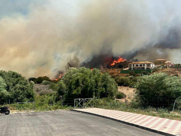 #LALÍNEA Labores de refresco en Santa Margarita tras el incendio declarado ayer