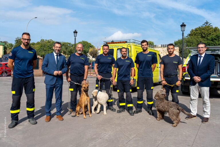 El alcalde recibe a un equipo de bomberos que participó en las tareas de rescate del terremoto de Marruecos