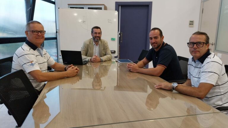 El alcalde recibe a la nueva junta directiva del Club Marítimo Linense
