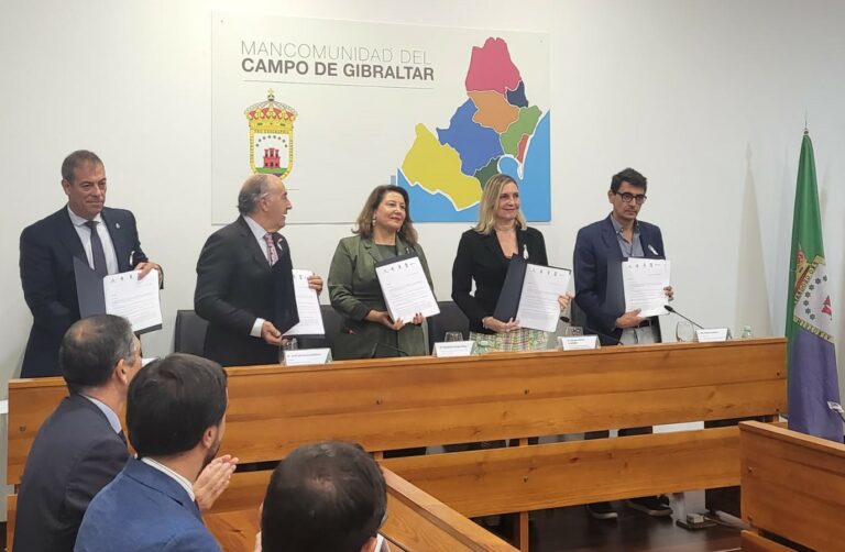 La consejera Carmen Crespo rubrica el acuerdo para la dotación del tratamiento terciario a la depuradora de La Línea