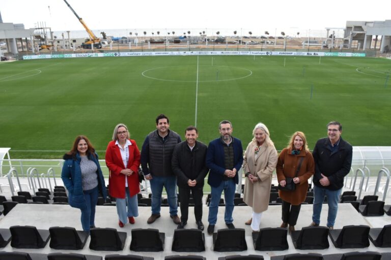 El alcalde acompaña a la delegada del Gobierno de la Junta en Cádiz a visitar el Estadio de Fútbol