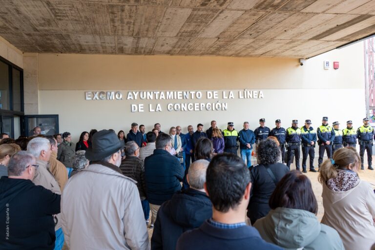 El alcalde participa en la concentración de repulsa convocada esta mañana en Barbate por el homicidio de dos guardias civiles el pasado viernes