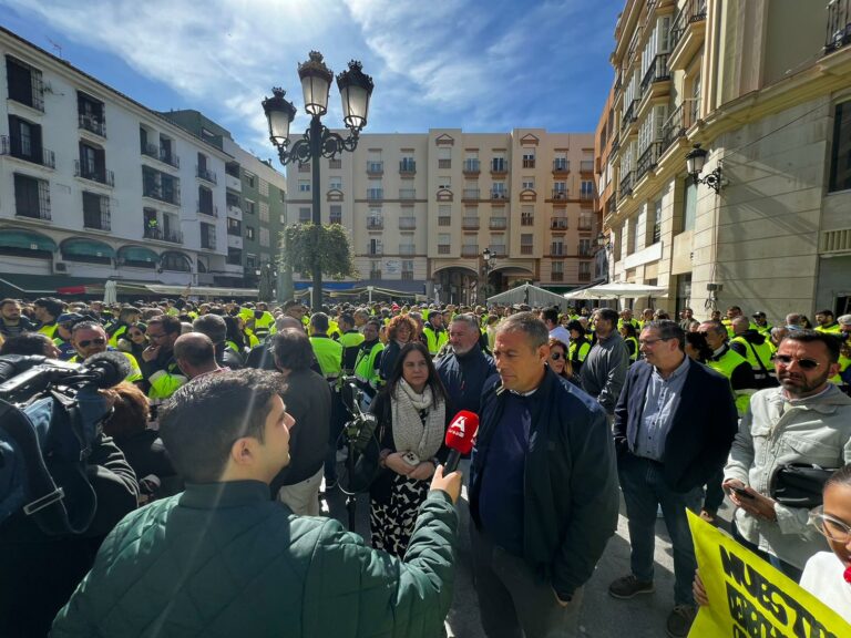 El equipo de gobierno acude a la concentración de trabajadores de Acerinox celebrada hoy en la Plaza de la iglesia