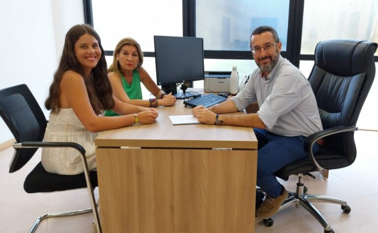 El alcalde conoce el trabajo fin de grado de una estudiante linense