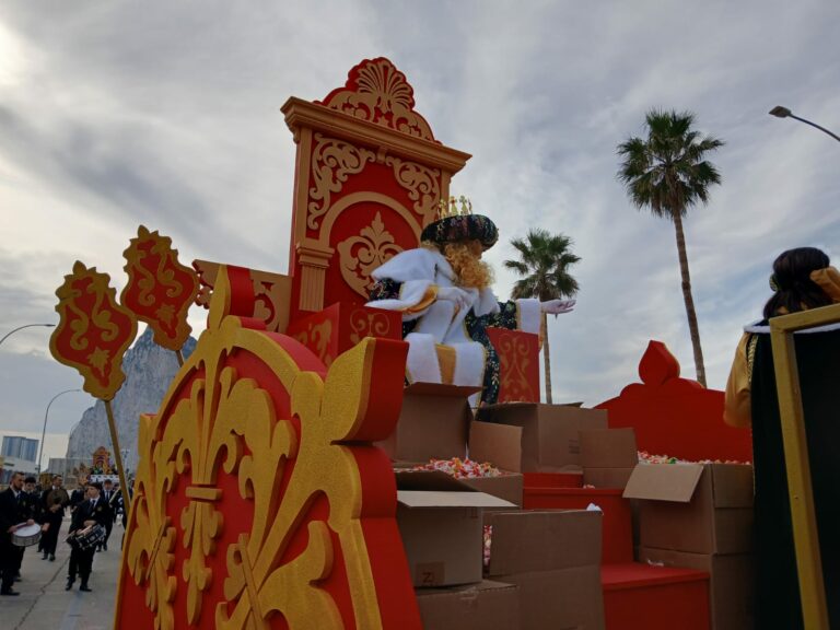 GRAN AMBIENTE EN LA CABALGATA MATUTINA DE REYES MAGOS