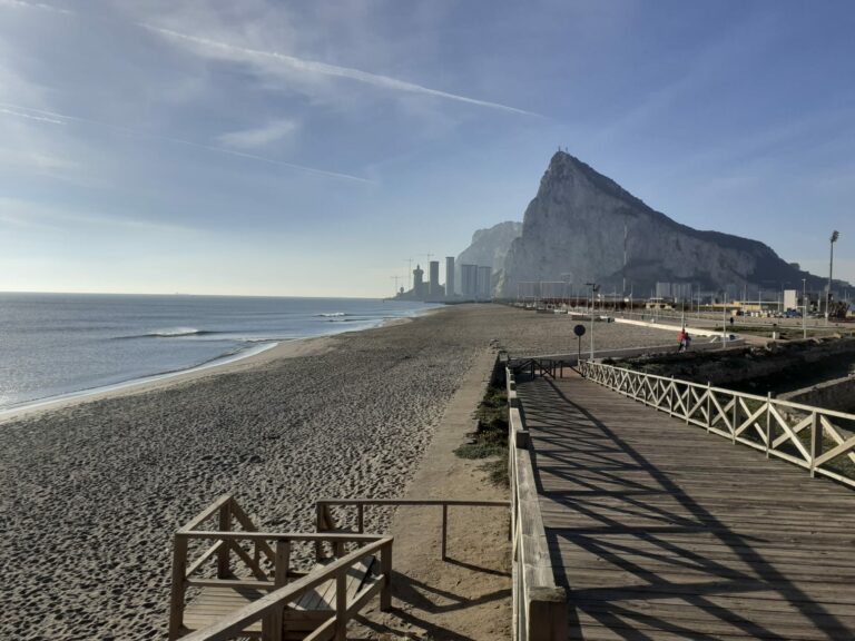 Varias playas de La Línea renuevan un año más el galardón de ´Bandera Ecoplayas 2025´