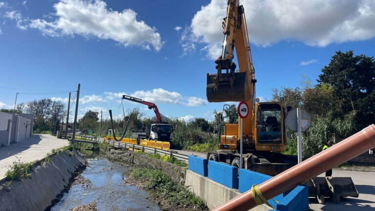 Iniciado los trabajos para la reposición del muro de contención que se desprendió por la crecida de un arroyo en el Camino de Torrenueva