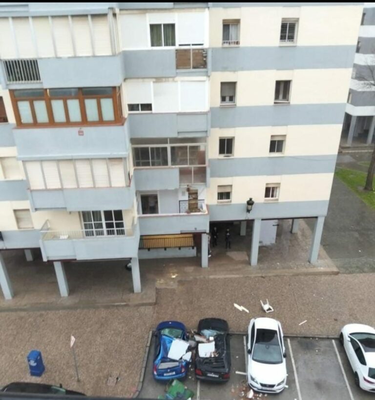 Un temporal de locos arranca un balcón y destroza dos coches en La Línea