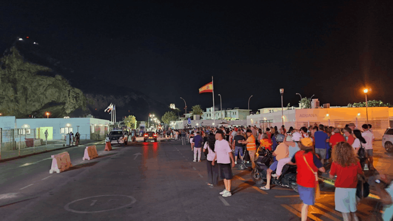 Gibraltar y La Línea viven una noche histórica con el fin de la Verja
