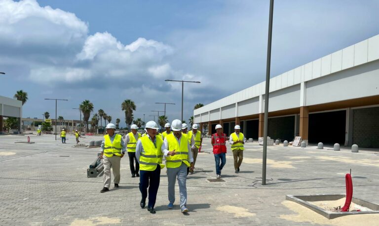 El alcalde y el presidente de la APBA comprueban el avance de las obras de Alcaidesa Marina Ocio y Shopping