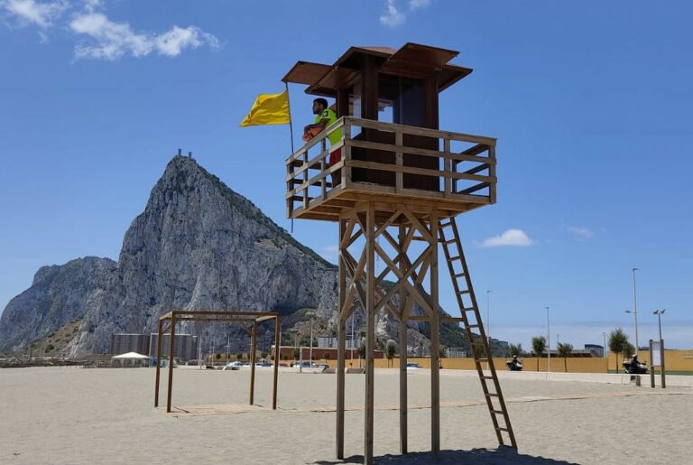 Las playas de La Línea registraron 17 rescates y 56 asistencias en julio