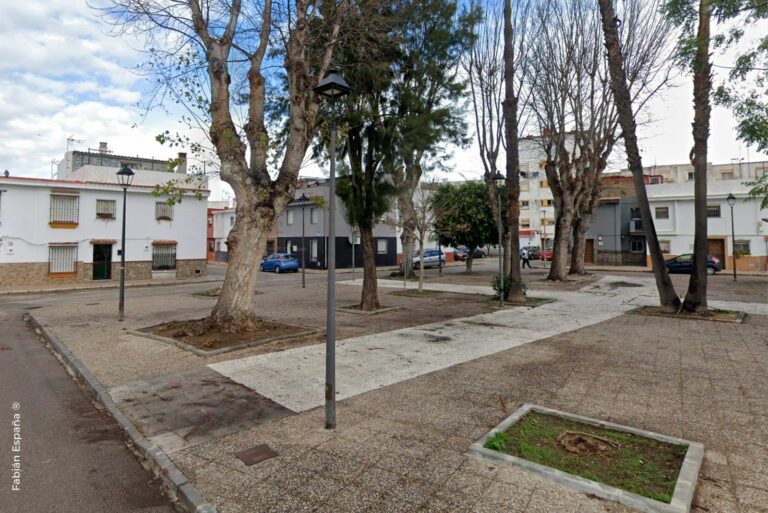Más de 20 plazas de La Línea se preparan para un lavado de cara