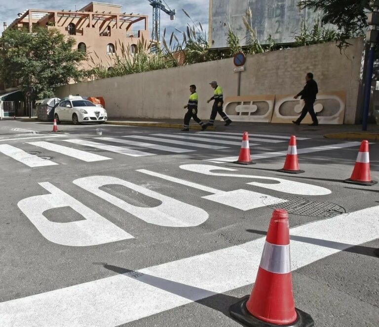 Los pasos de peatones junto a los colegios se ponen a punto